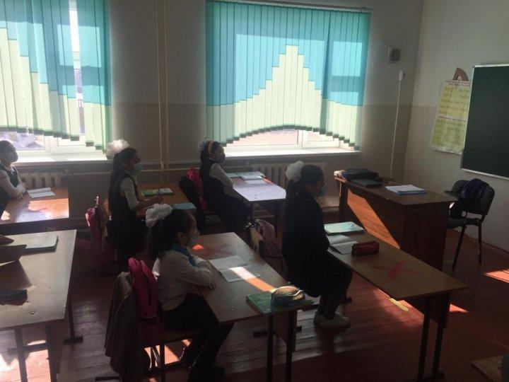 "Тәуелсіздік таңы" атты мектеп оқушыларымен тәрбие сағаттары өткізілді.